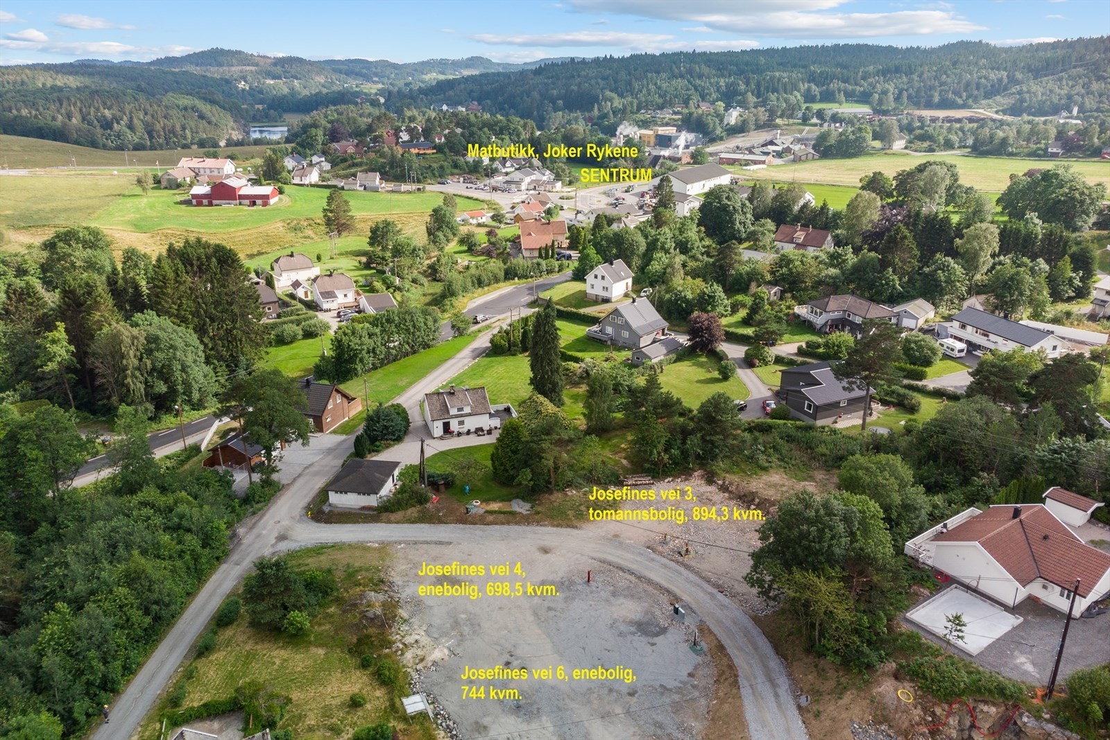 Tomten har en sentral bel. på Rykene. Lysløype, ballbinge og kunstgressbane, flotte turområder i nærheten. Det er gangvei til Rykene barneskole, på veien ligger også barnehage. Joker Rykene ligger i kort avstand fra tomten. Galleribilde