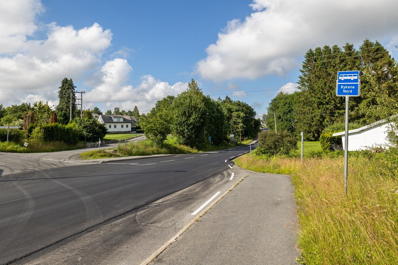 Strategisk beliggende mellom Arendal og Grimstad. Gode bussforbindelser. Galleribilde