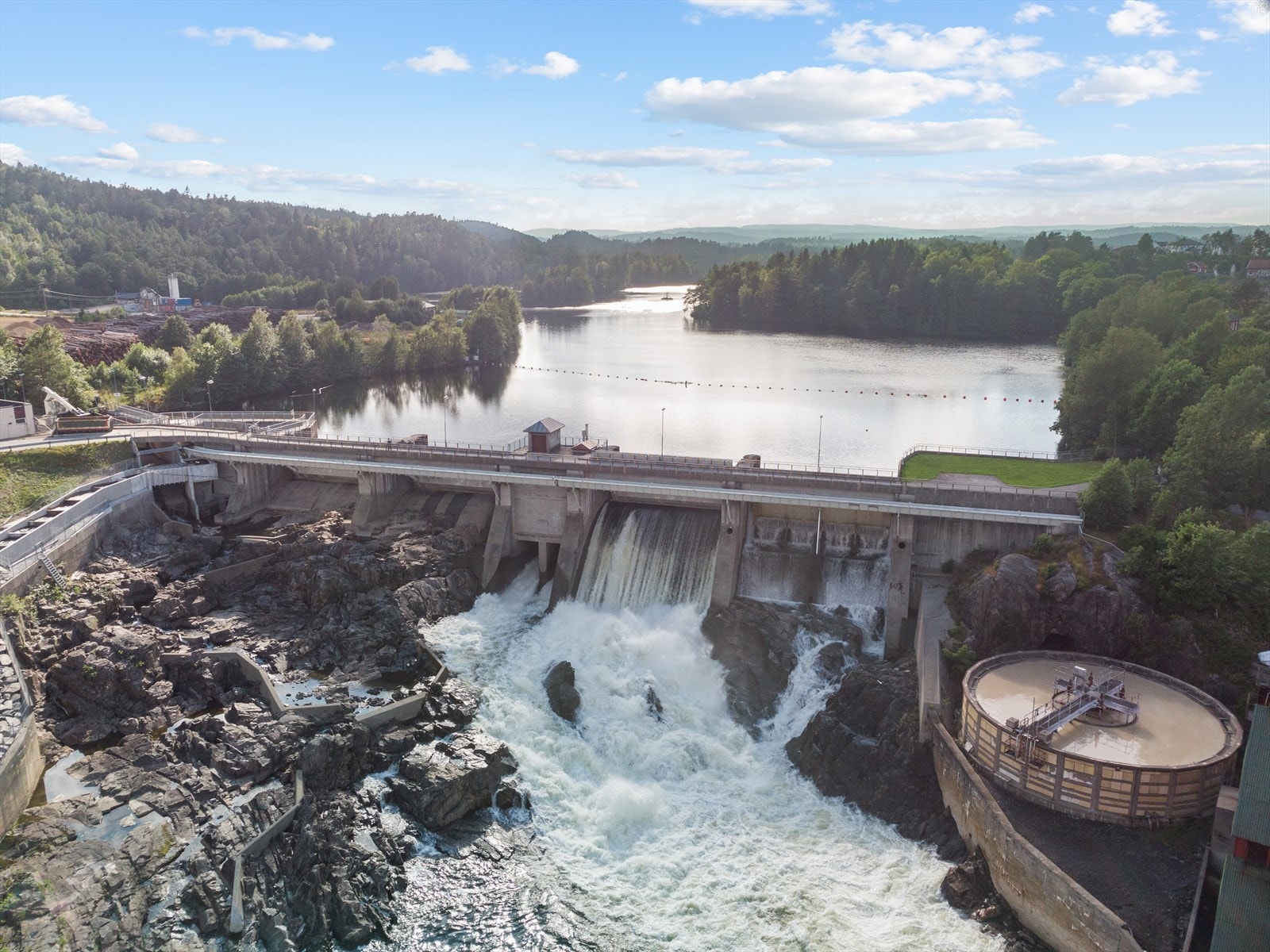 Rykenefossen ligger i gangavstand fra tomtene. Her er det montert laksetrapp i fossen slik at laks kan komme lenger opp i elva for å gyte. Nidelven gir mulighet for bl.a. laksefiske (fiskekort) og andre flotte naturopplevelser. Galleribilde
