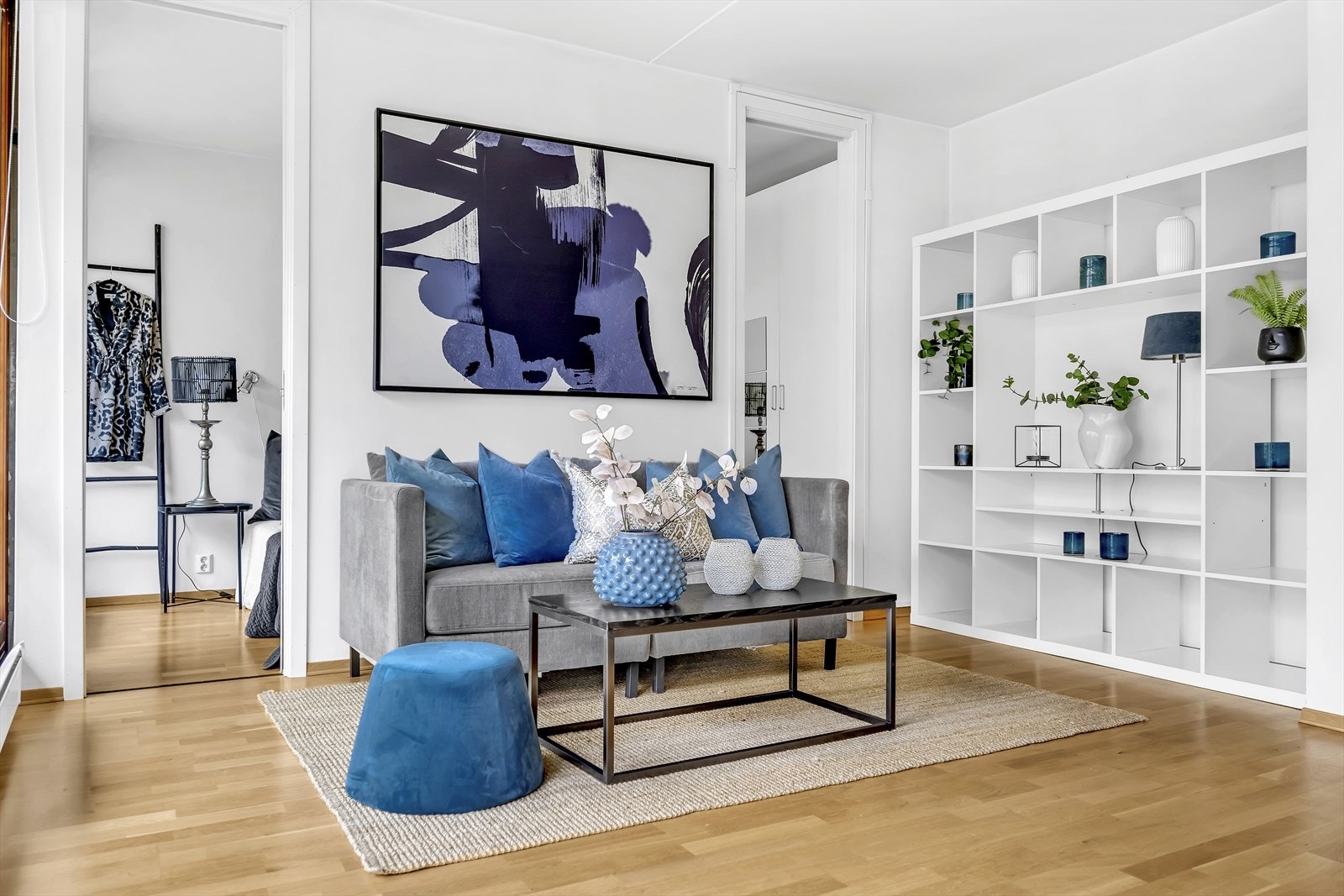 Leiligheten har en god løsning med to skyvedører inn til det gode, fine soverommet. Galleribilde