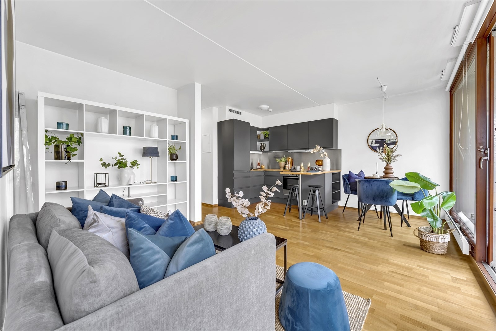 Kjøkkenet er i åpen løsning mot stuen, noe som skaper en hyggelig og sosial atmosfære. Galleribilde