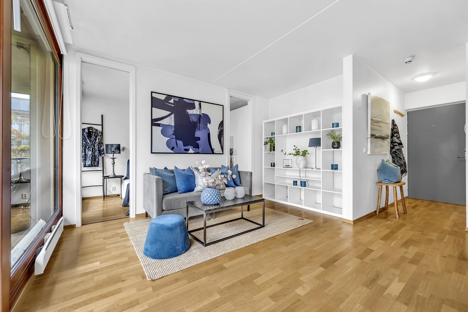 Stue sett mot soverom og entrè. Galleribilde