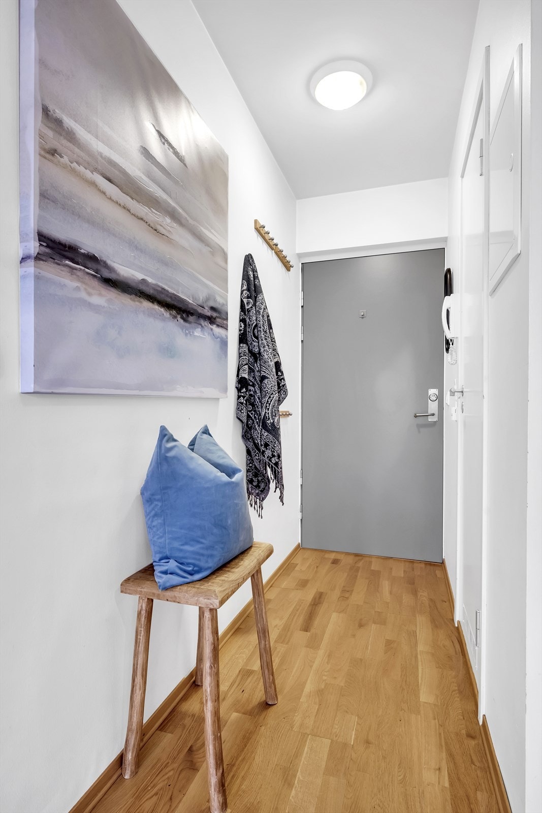 Hyggelig og lys entré hvor du enkelt kan henge i fra deg yttertøy. Galleribilde