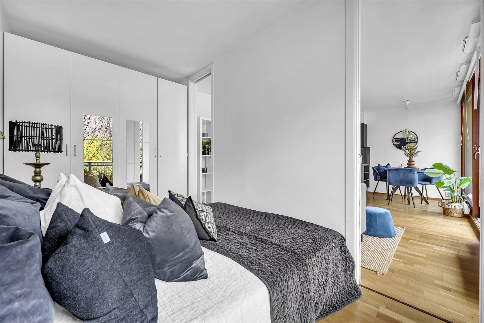 Soverommet er svært praktisk med to skyvedører med inngang til hver side av sengen. Galleribilde