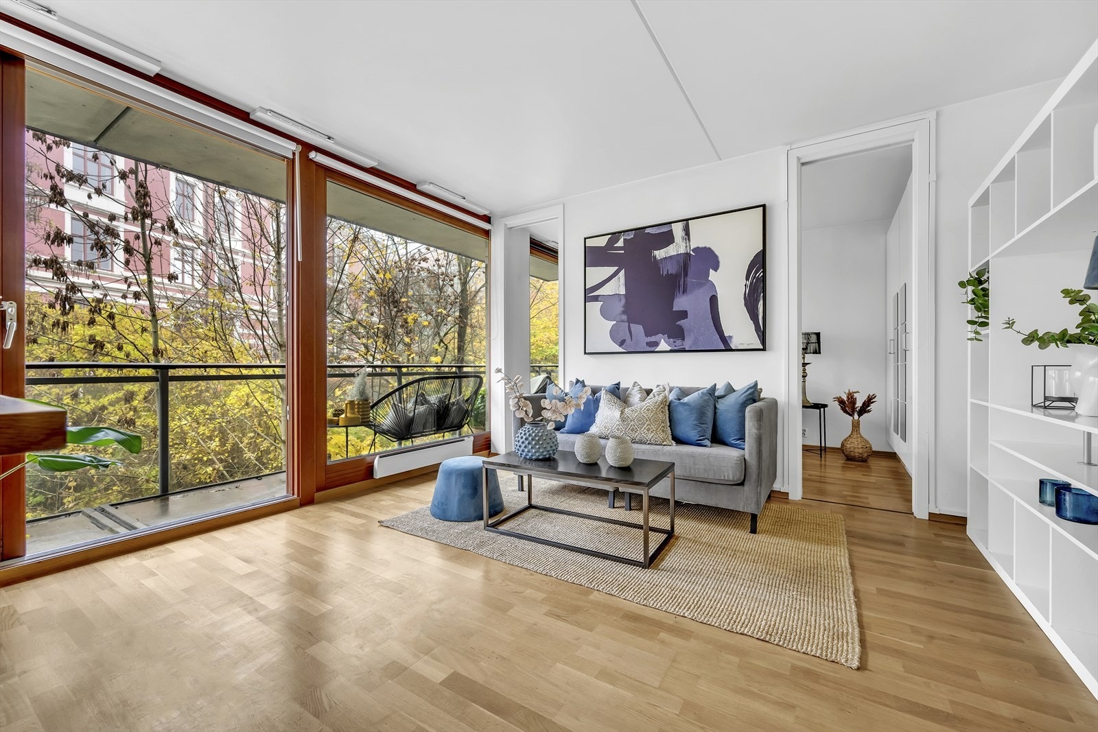 Leiligheten har fine naturlige soner og gjør det enkelt å møblere med både sofa og spisebord. Galleribilde