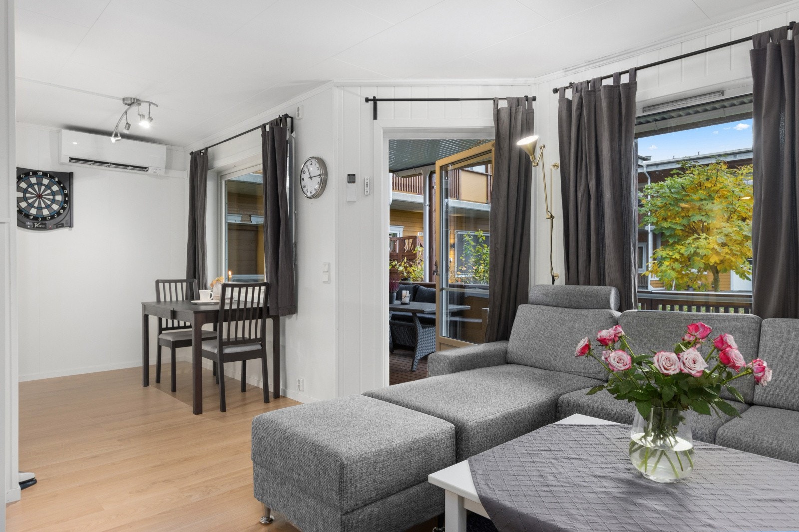 Utgang til veranda fra stue. Galleribilde