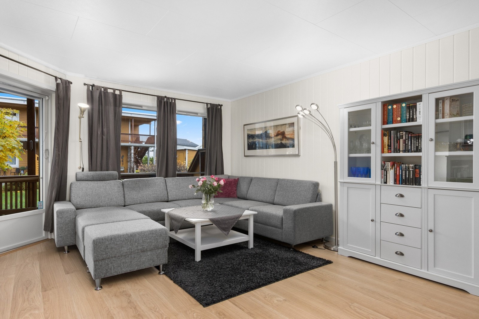 Stue med store vindusflater om gir godt med lysinnslipp. Galleribilde