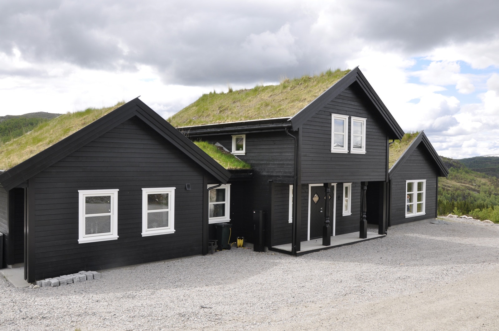 BYGDE HYTTER PÅ TVERRLI Galleribilde