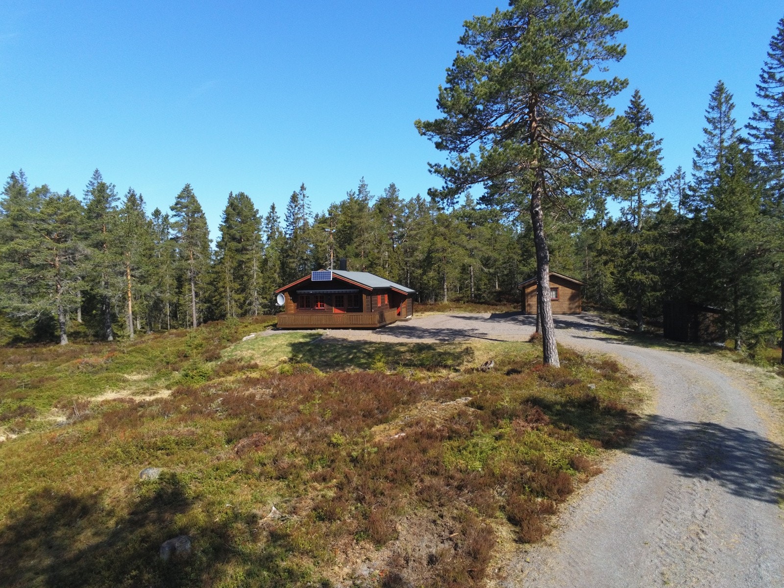 Eiendommen består av hytte over ett plan, uthus med to boder fra 2017 samt eldre uthus Galleribilde