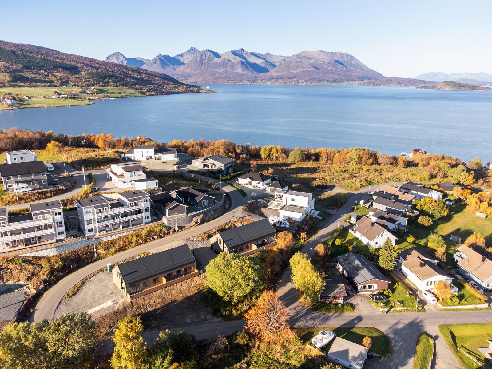 Flotte omgivelser, med nærhet til blant annet golfbane ved Røkenes gård. Galleribilde