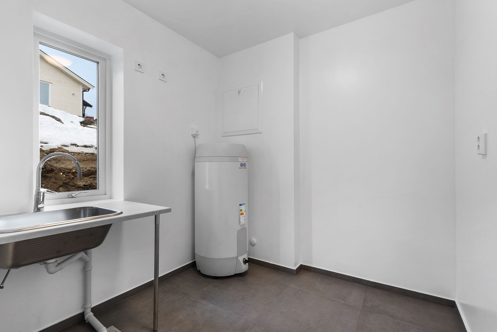 Vaskerom vegg i vegg med badet, innredningen er litt utvidet i denne boligen Galleribilde