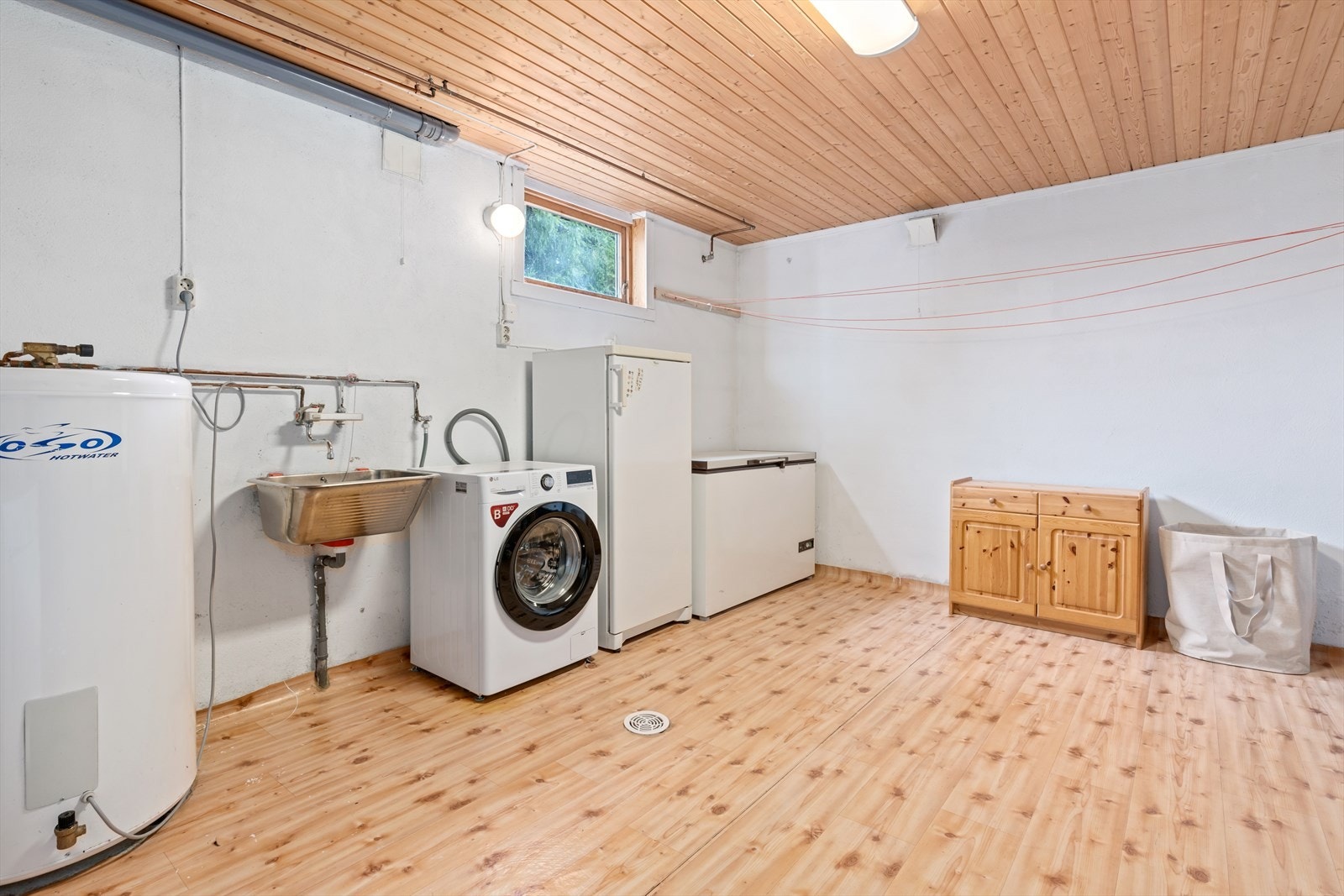 Romslig vaskerom i kjelleren Galleribilde