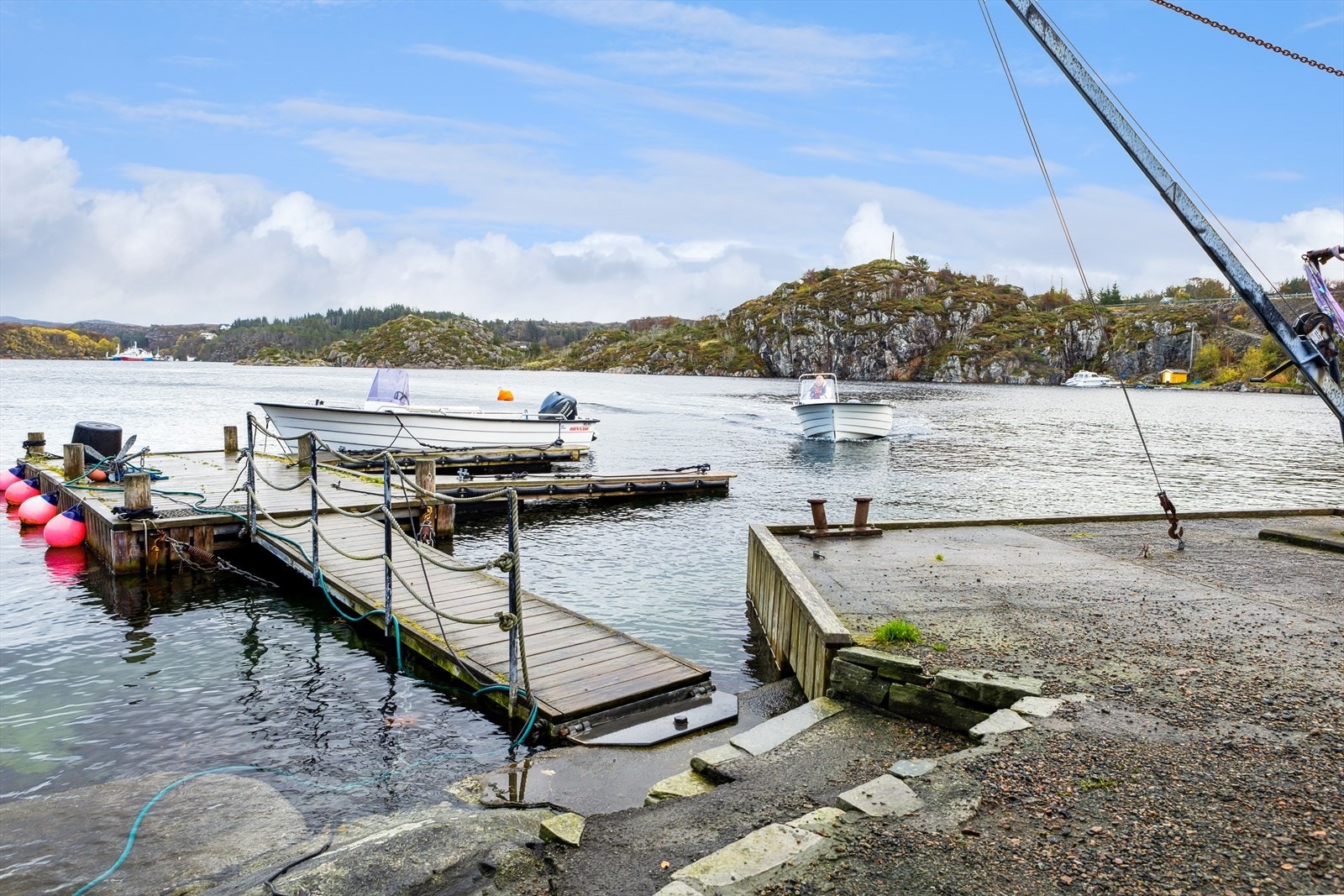 Porsvika er lun havn som gjør at båter kan landligge ved bryggen året gjennom. Galleribilde