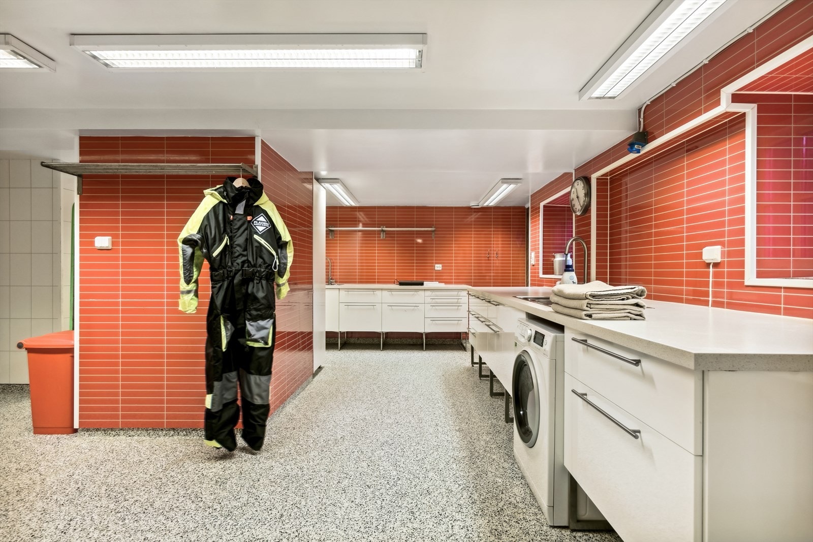 Underetasjen er innredet som et stort vaskerom / grov kjøkken, i tillegg til entré, bod og to wc-rom. Galleribilde