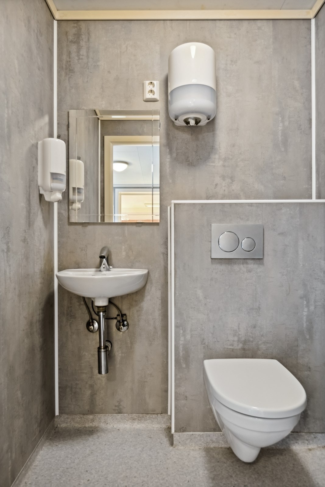 Wc-rommene har våtromsbelegg på gulvene, baderomspanel på veggene og er utstyrt med toalett og servant. Galleribilde
