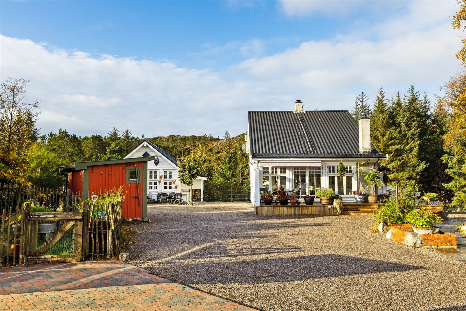 Arealet rundt bygningsmassen er velstelt og flott arbeidet. Det meste av eiendommens areal er likevel naturtomt. Galleribilde