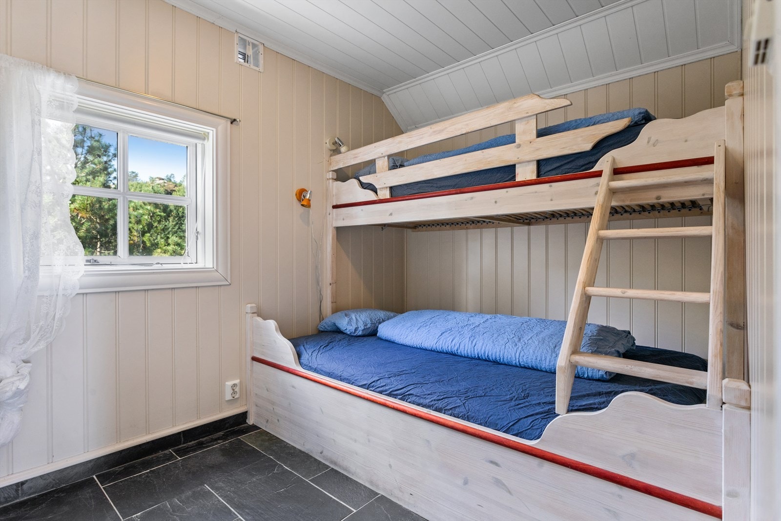 Leiligheten inneholder to soverom, i tillegg til flere soveplasser på hemsen. Galleribilde