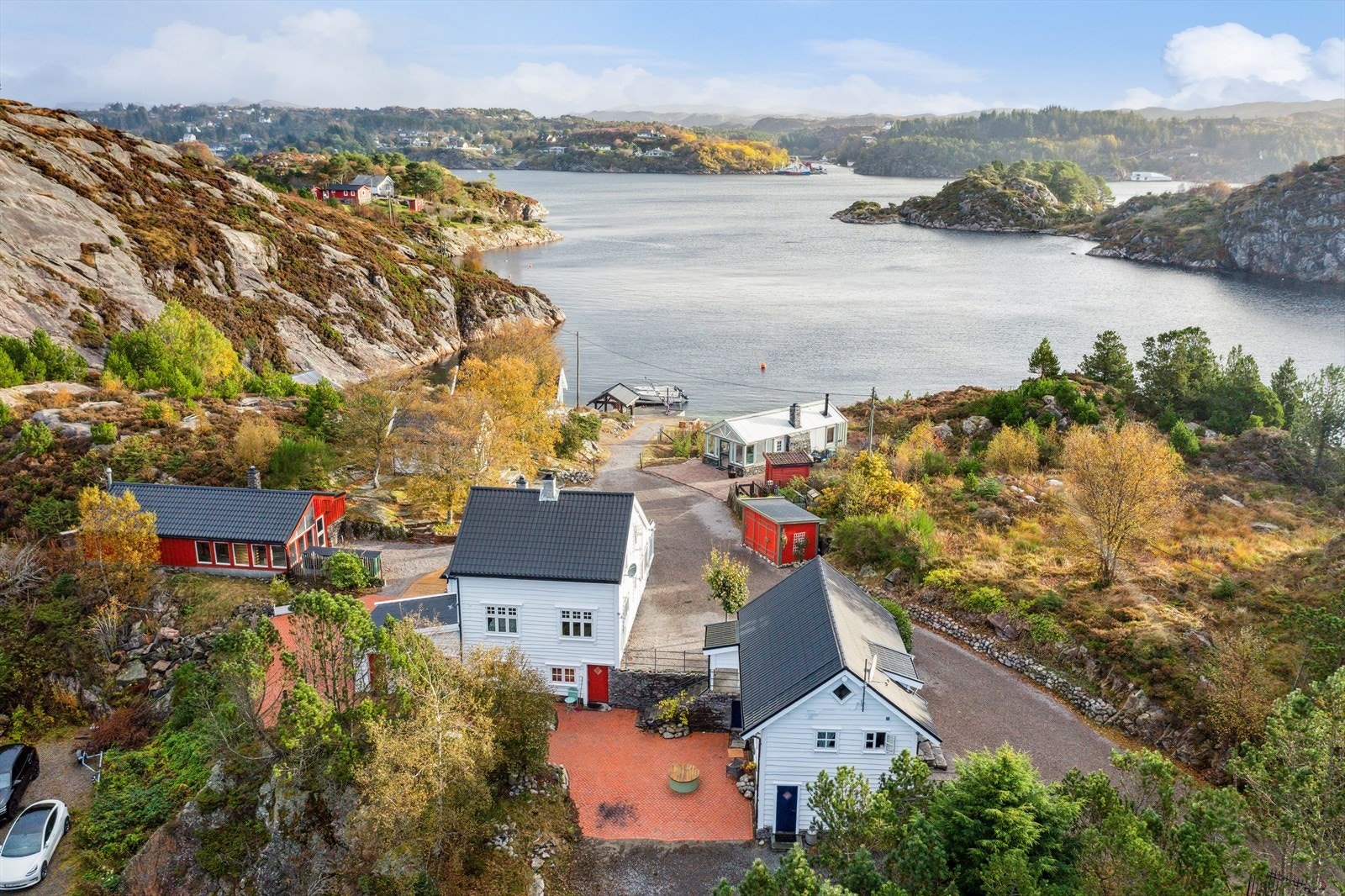 Her bor man omgitt av et vakkert kystlandskap, med sjøen som nærmeste nabo. Galleribilde