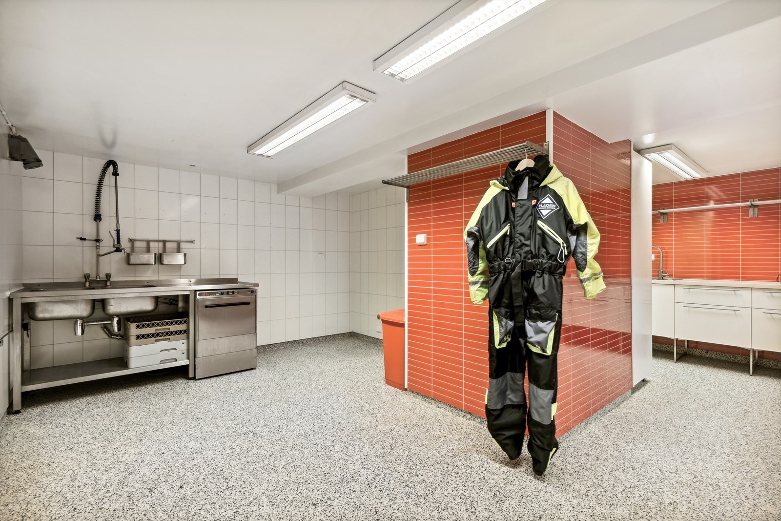 Vaskerommet har praktiske overflater, en funksjonell utforming og rikelig med lagringsplass. Galleribilde