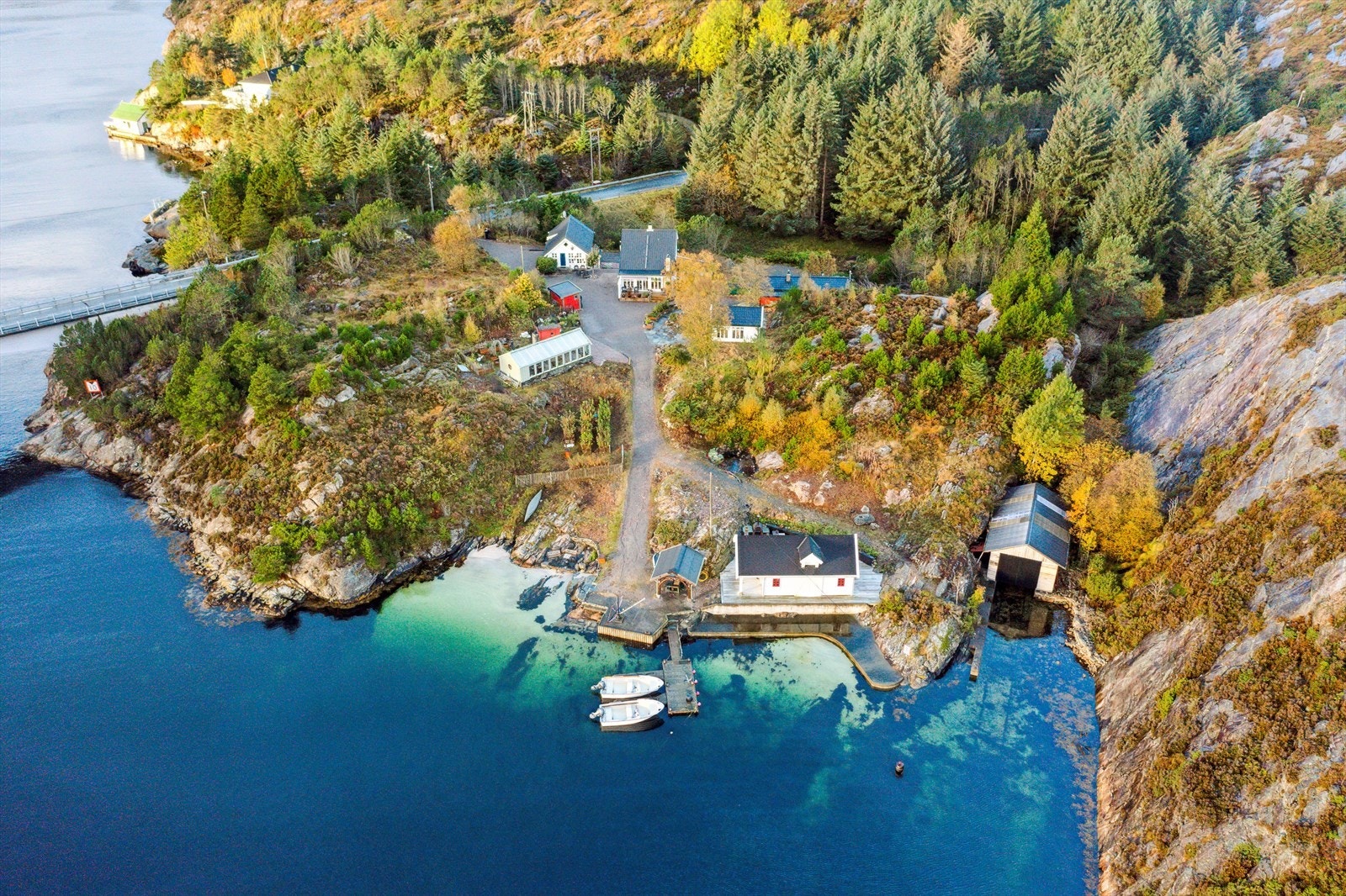 Urtebakeriet på Algrøy - en unik eiendom med idyllisk beliggenhet i Porsvika på sør-/østsiden av Algrøy. Galleribilde