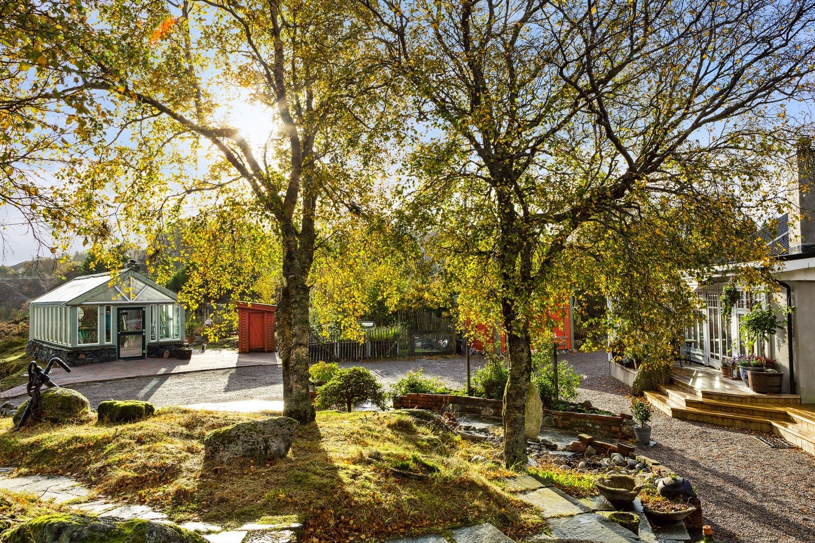 Eiendommen har gode solforhold, med sol fra morgen til kveld i sommerhalvåret. Galleribilde