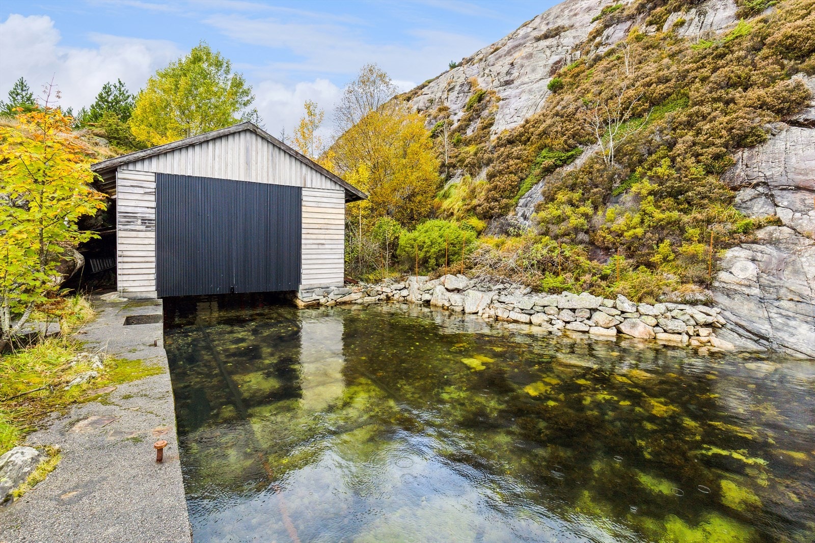 På eiendommen står også et eldre naust/overbygd båtopptrekk som bærer preg av tidens tann. Galleribilde