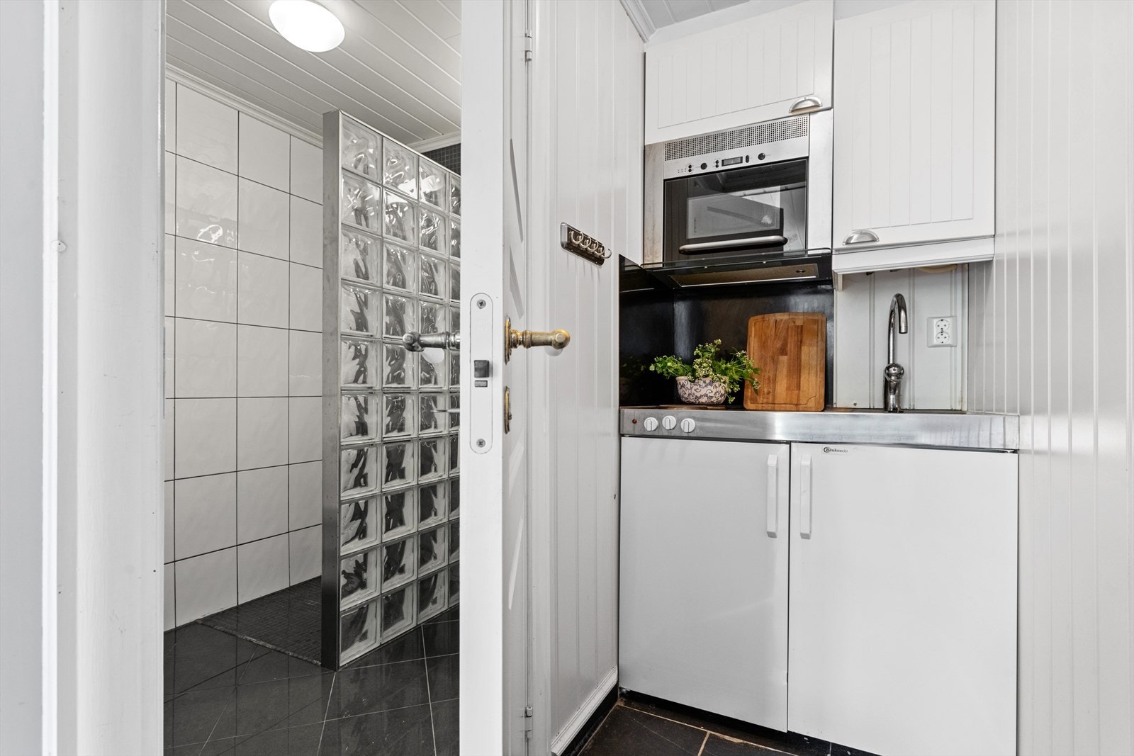 Fritidsboligen er av eldre dato og det finnes ingen tegninger av bygget. Megler har derfor ikke mulighet for kontrollere hvilken bruk rommene er godkjent for. Galleribilde