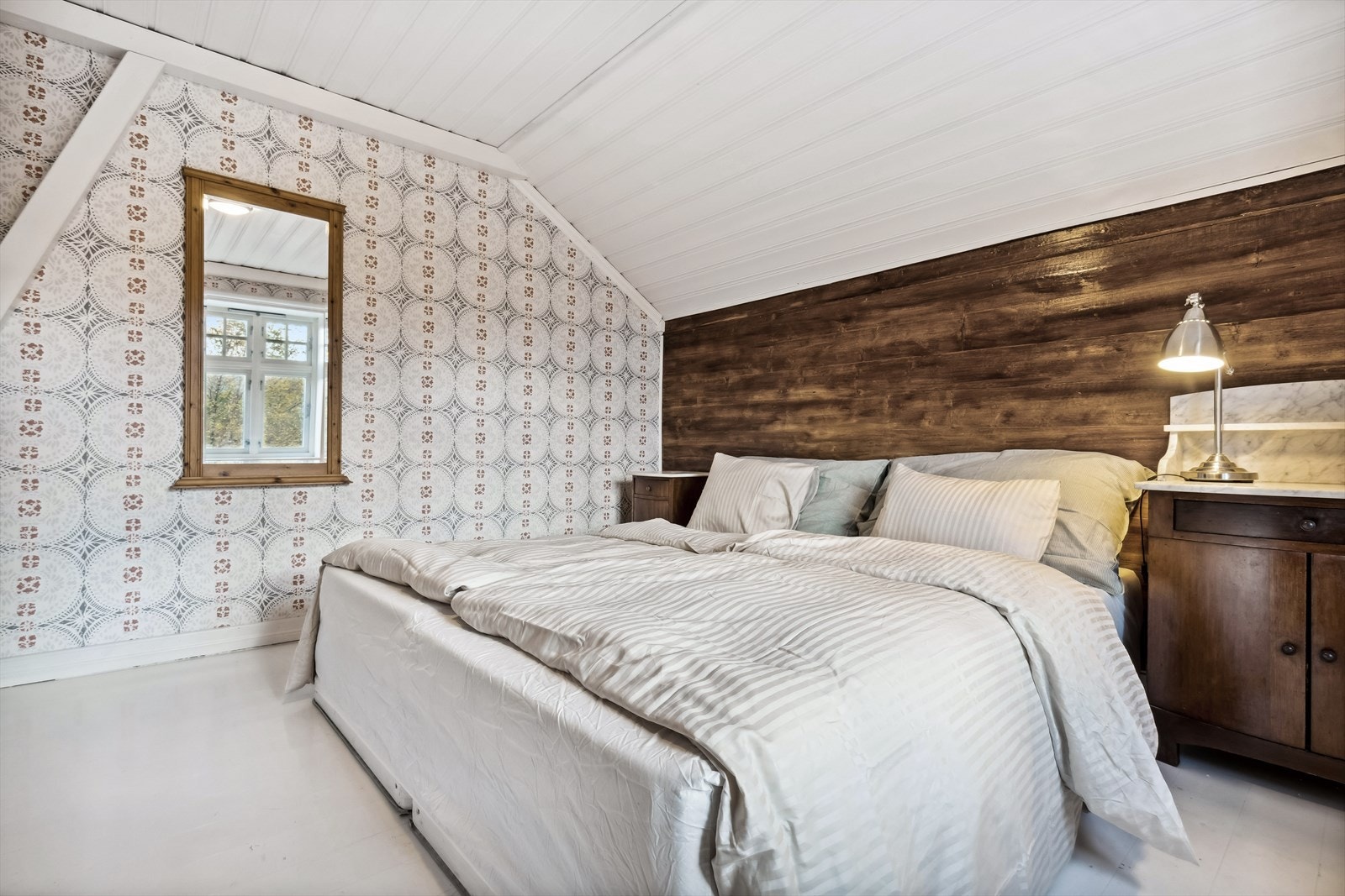 Loftsetasjen inneholder et wc-rom og totalt tre soverom. Galleribilde