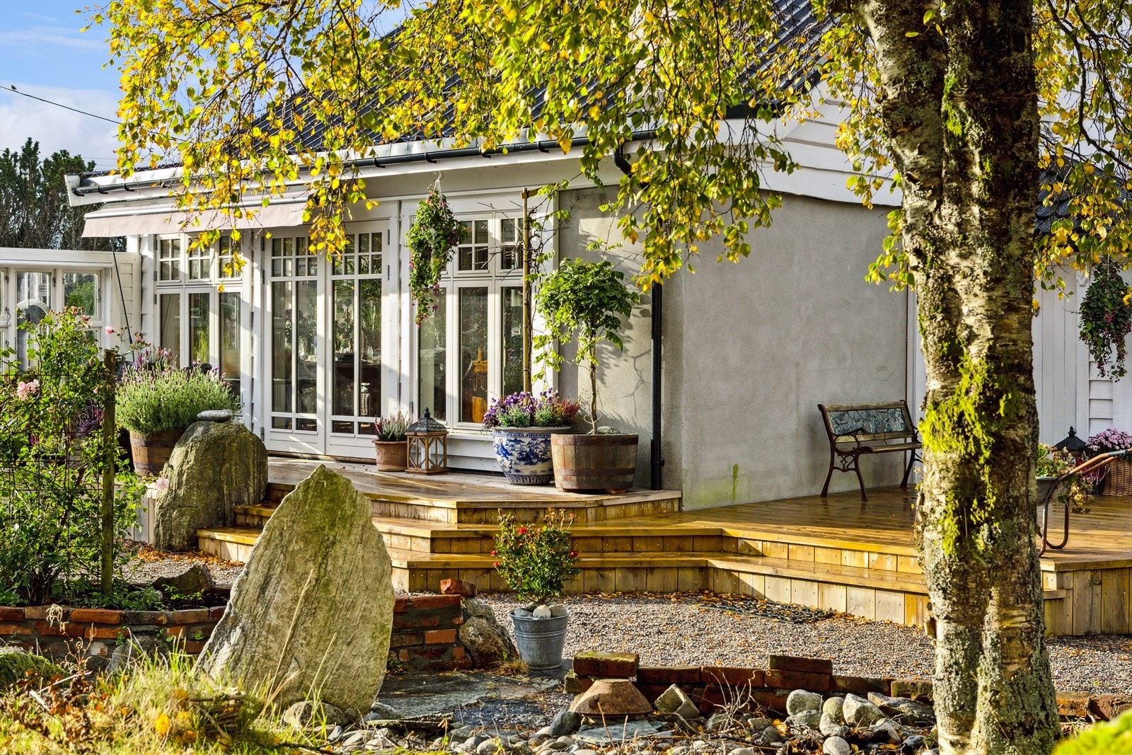 Arealet utenfor boligen er nydelig opparbeidet med terrasser, bed og flott beplantning. Galleribilde