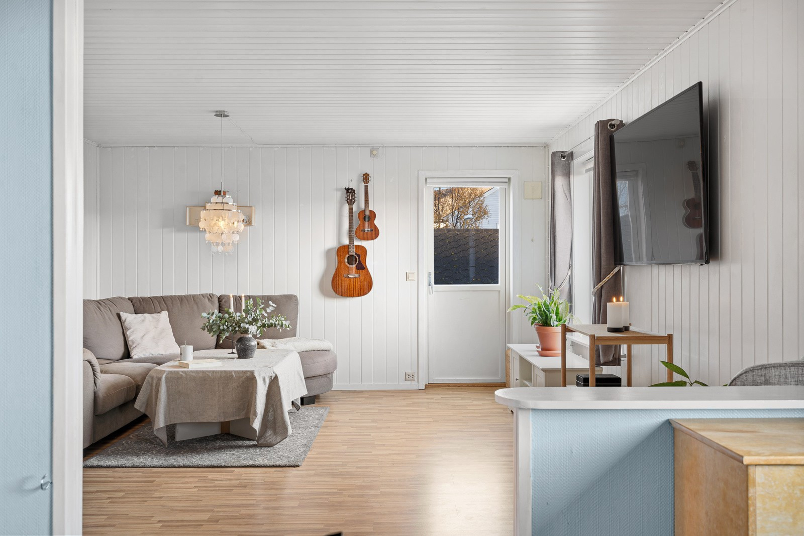 Fra stue er det utgang til terrasse