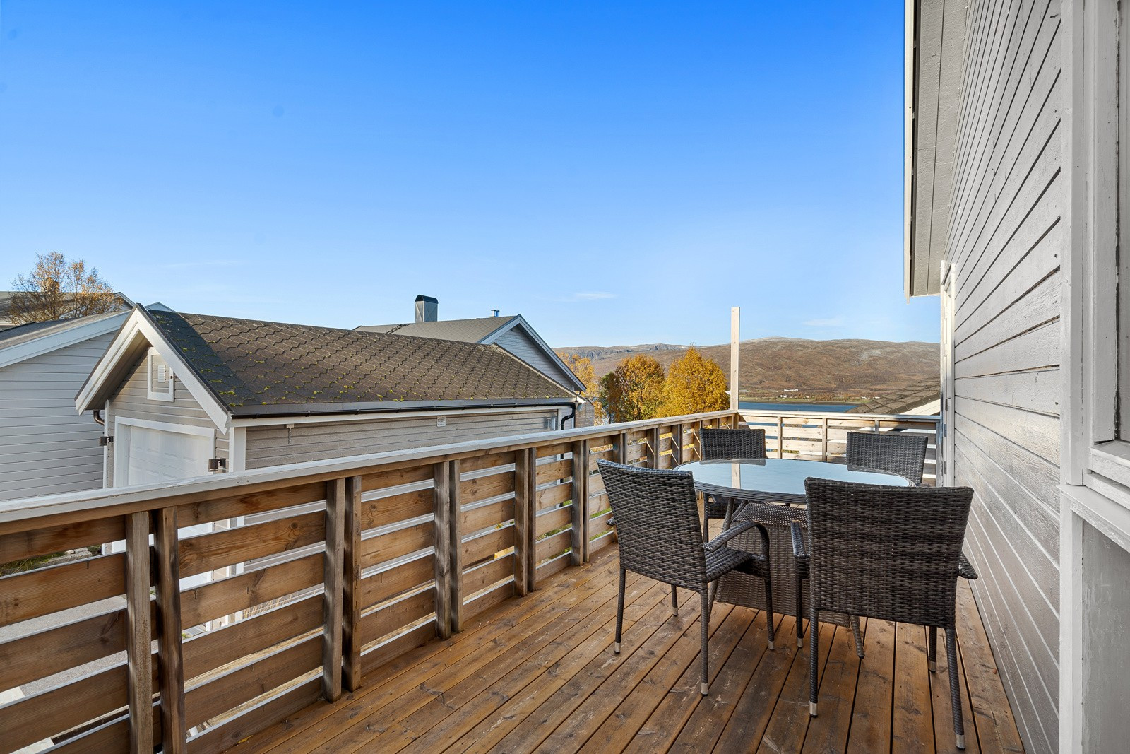 Romslig terrasse med flott utsikt
