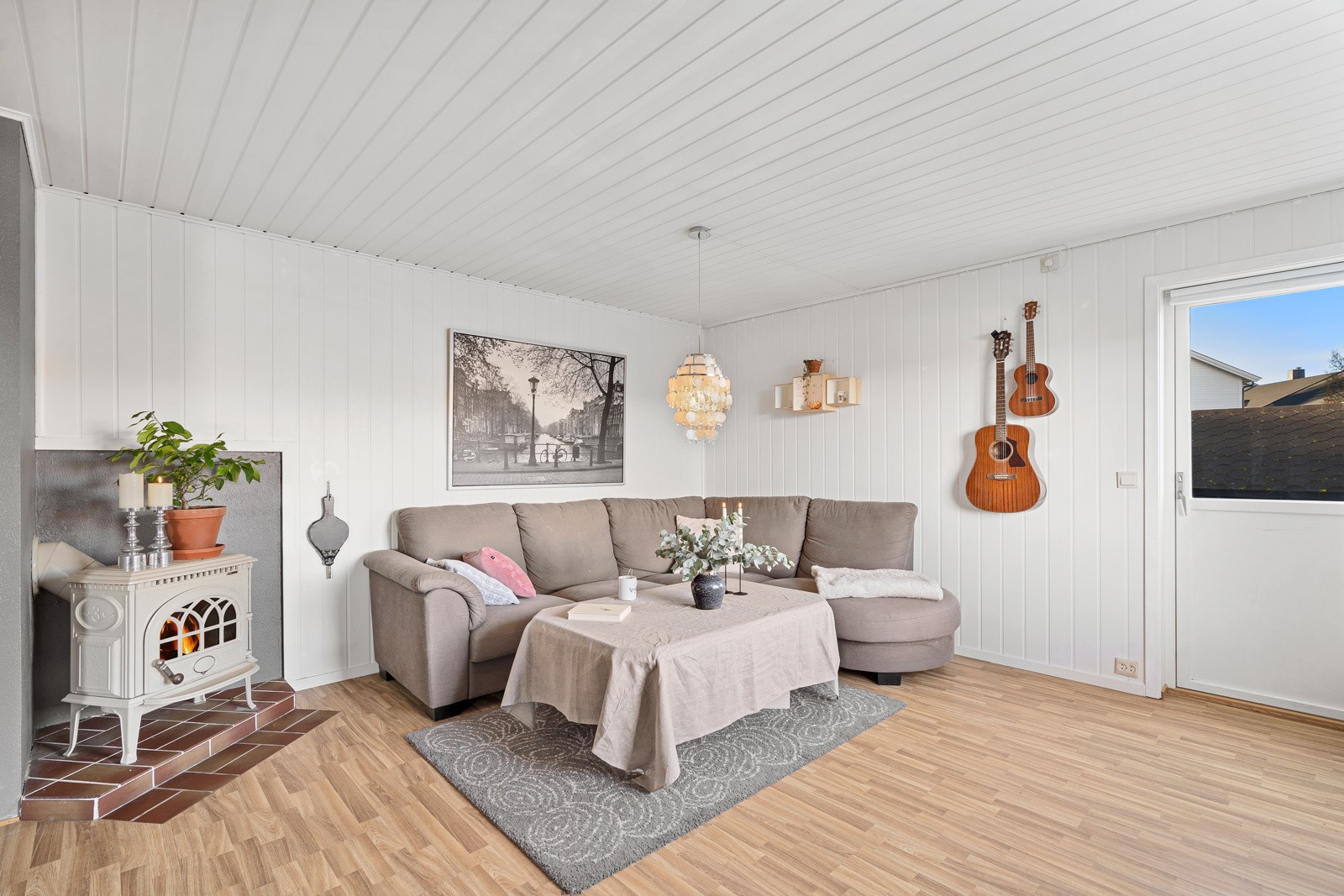 Lys og fin stue med vedfyring