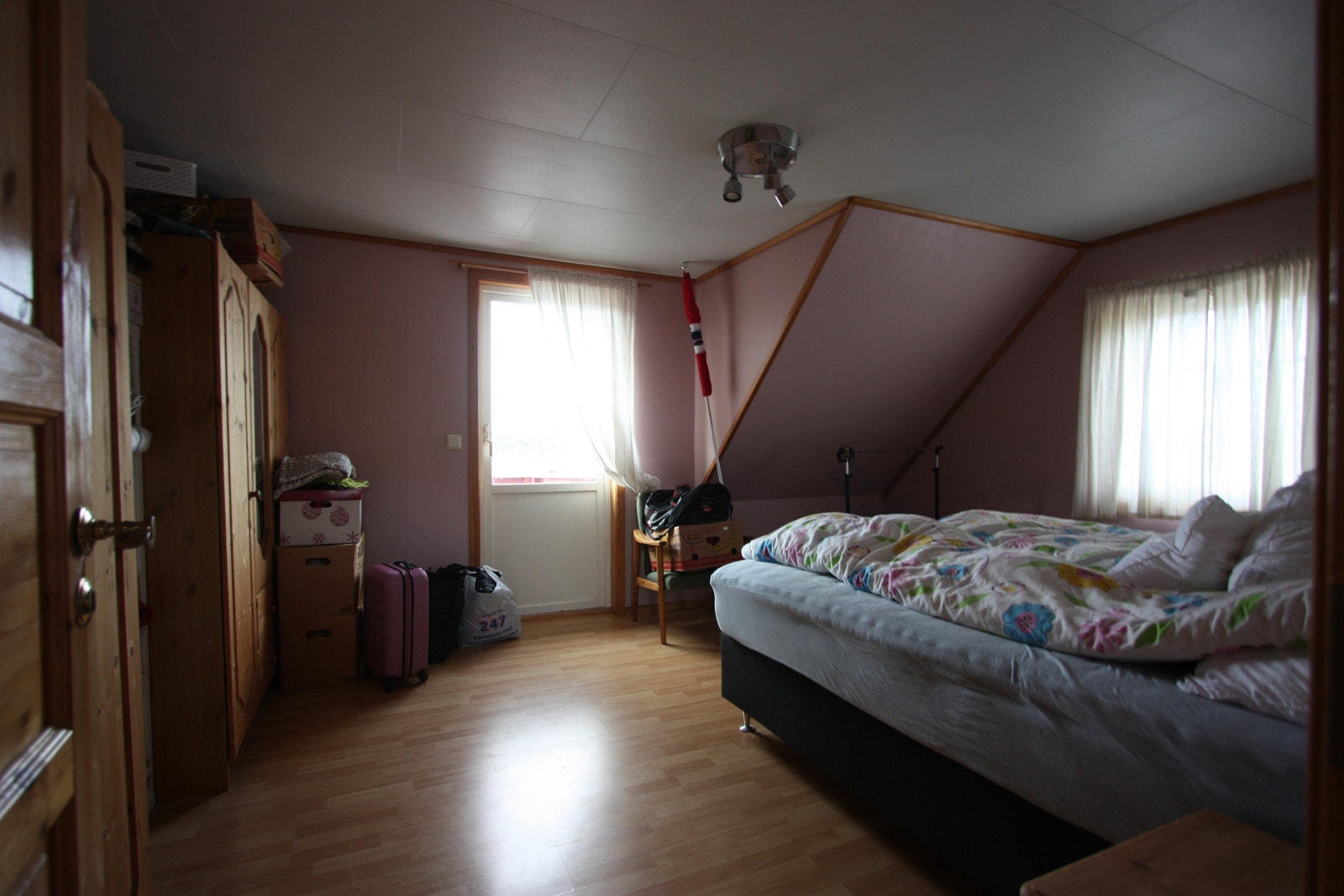 Hovedsoverommet har veranda med utsikt til sjøen Galleribilde