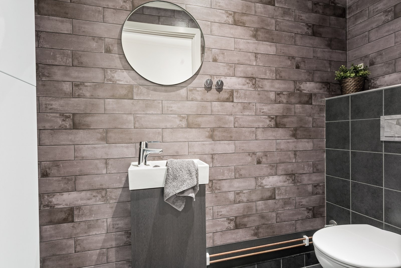 Praktisk gjestetoalett med klosett og servant. Galleribilde