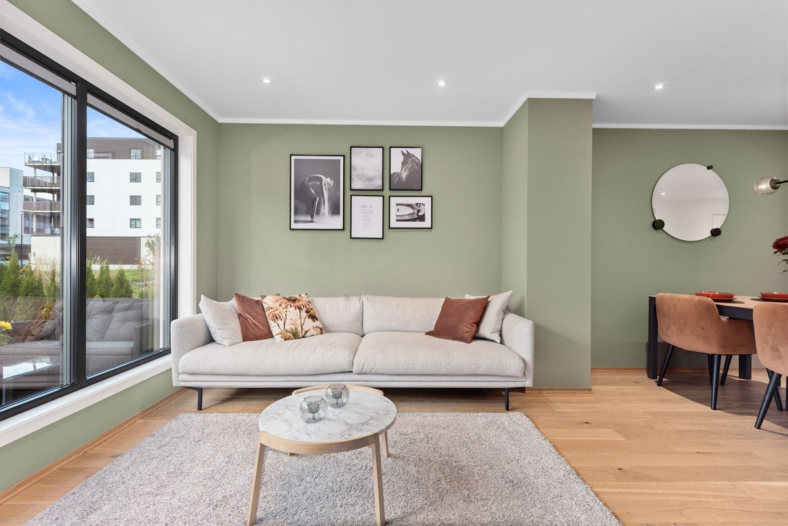 Det er god plass til sofa, bord og TV med tilhørende møblement. Galleribilde