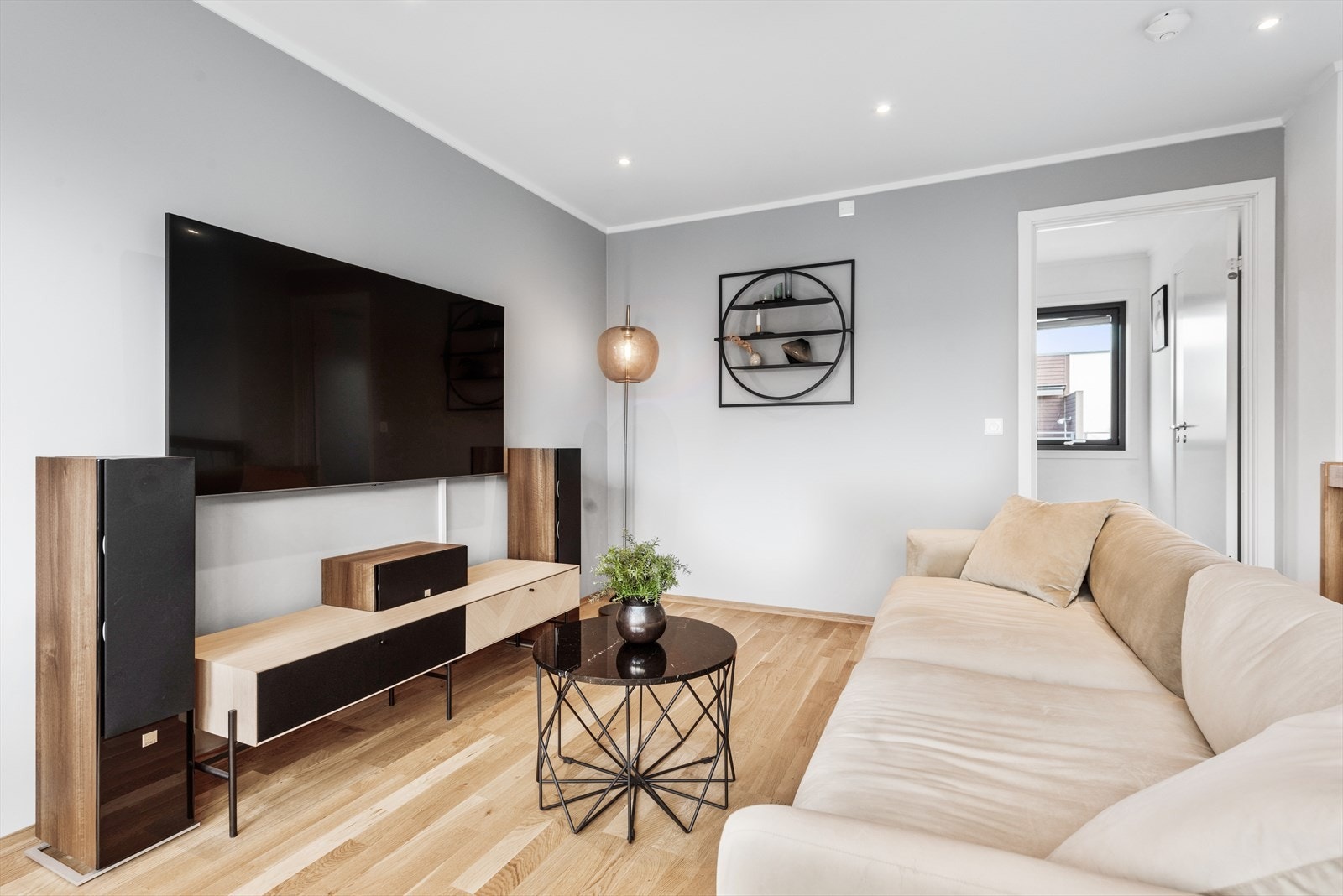 En ekstra stue som er perfekt for ungdommene i huset! Galleribilde