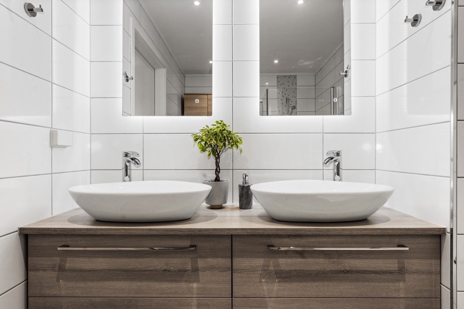 Det er to stk. speil på vegg over servant med belysning. Galleribilde