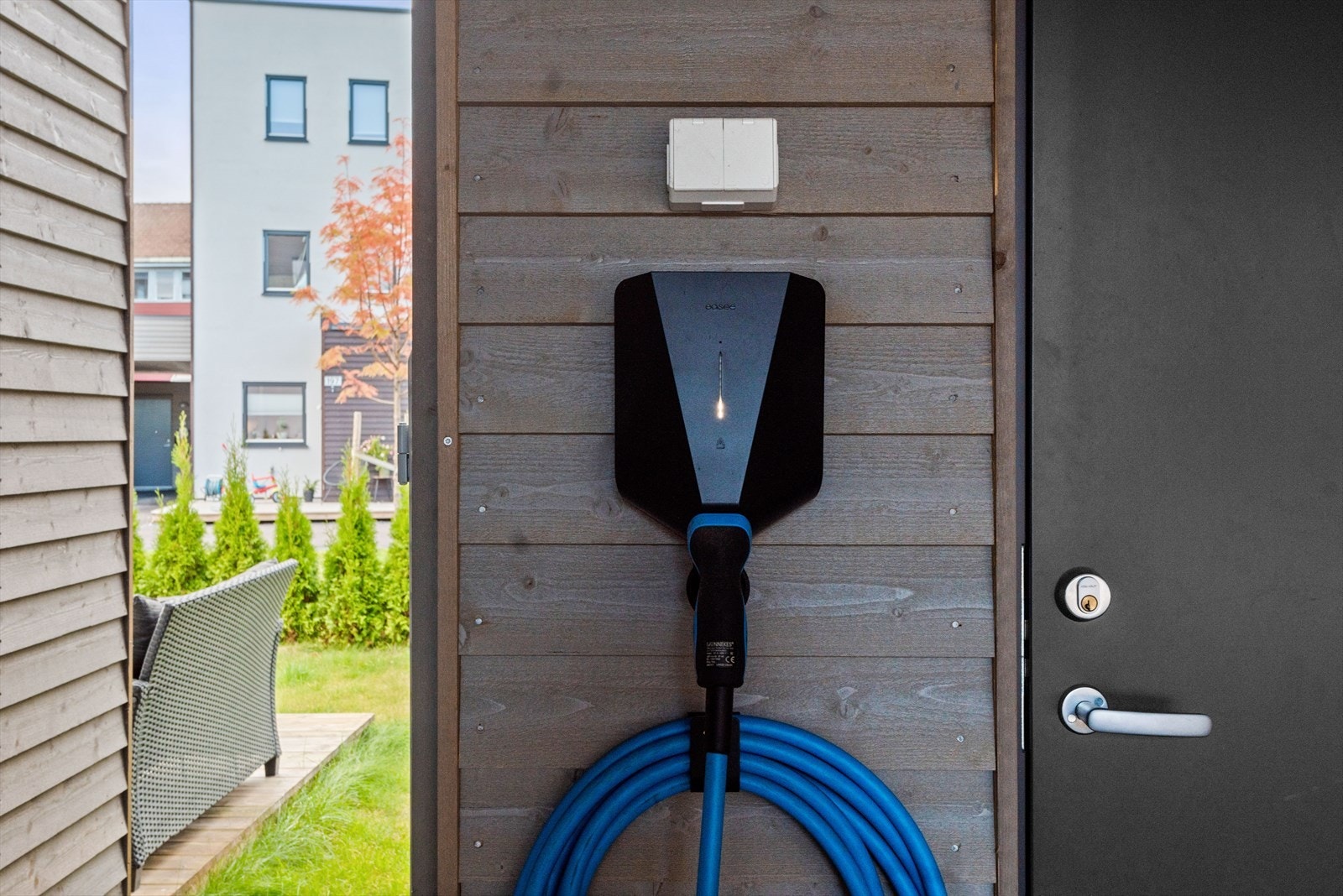 Det er montert lader for el-bil. Galleribilde