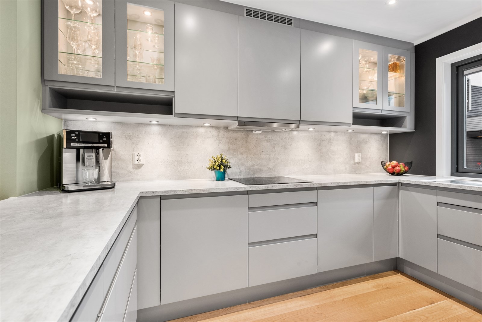 Med handelen følger hvitevarer som induksjonstopp, stekeovn, oppvaskmaskin og kjøl/frys. Galleribilde