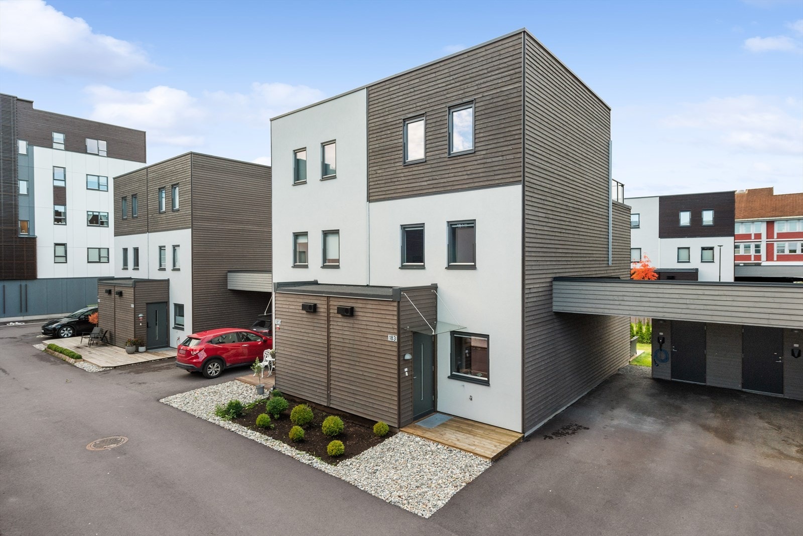 Boligen disponerer 1 plass i carport. Galleribilde