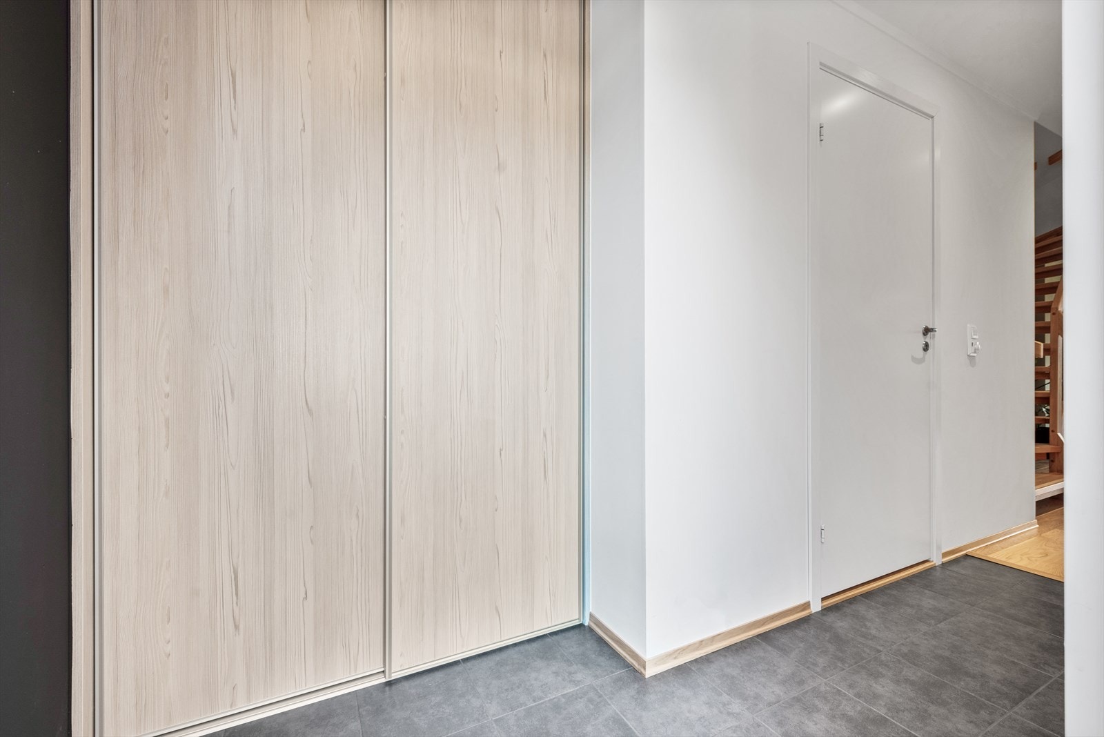 Flislagt entré med god plass til å henge fra seg yttertøy og sette fra seg sko. Galleribilde