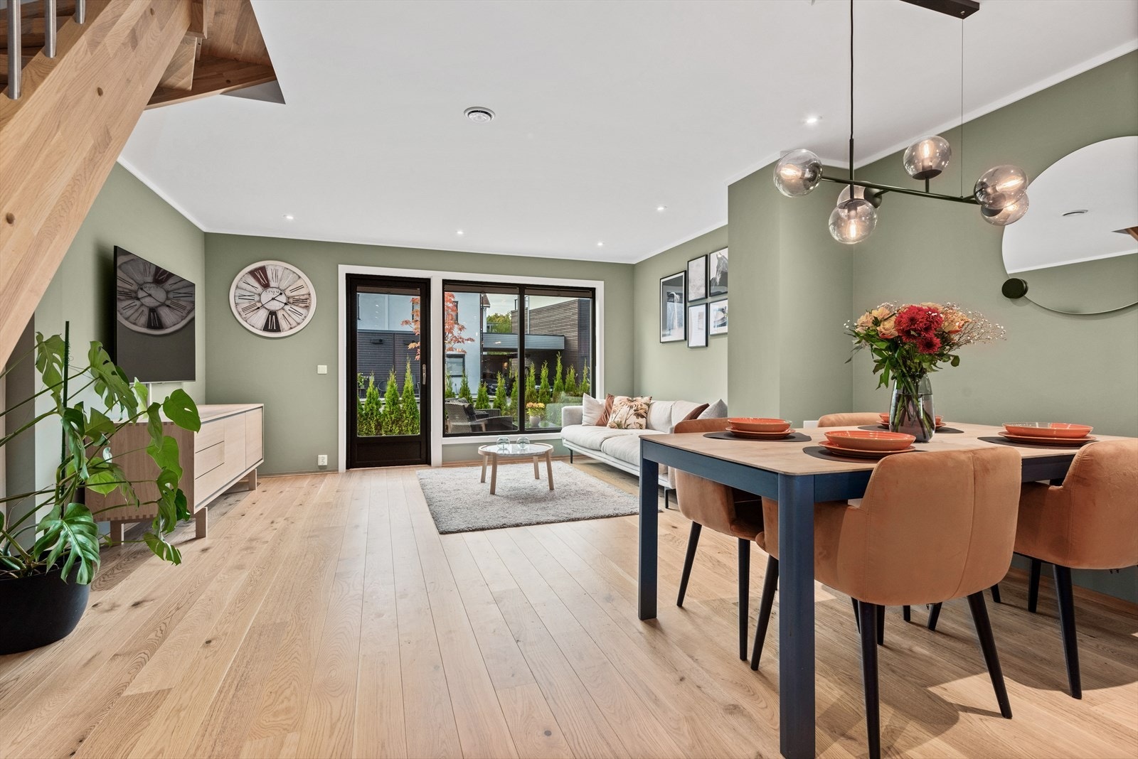 Mellom stue og kjøkken er det god plass til spisebord. Galleribilde