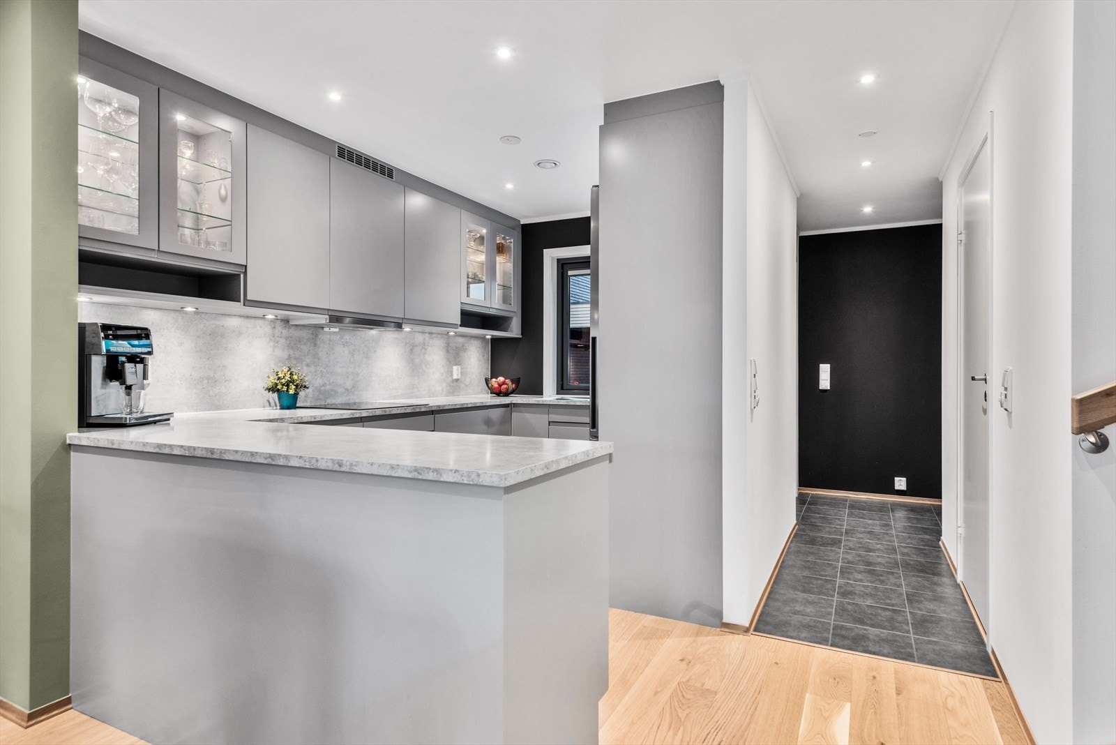 Lekkert kjøkken med rikelig lagringsplass i skap og skuffer samt godt med benkeplass. Galleribilde