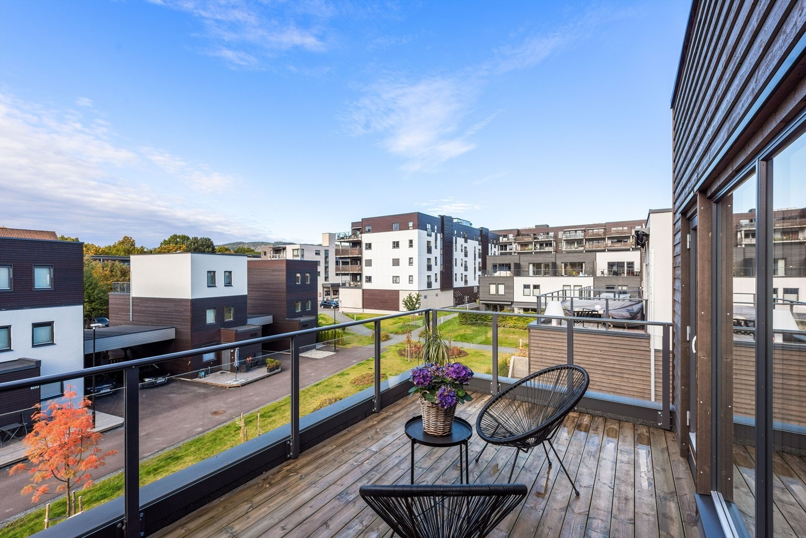 Fra loftstuen er det utgang til en solrik takterrasse. Galleribilde