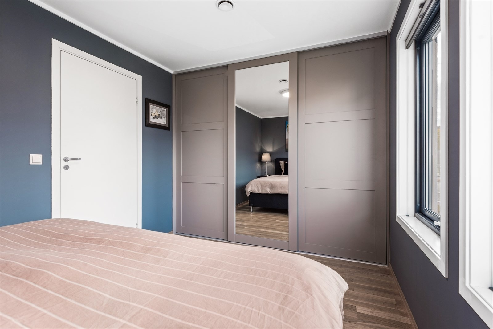 Hovedsoverommet er av god størrelse og har en stor skyvedørsgarderobe med rikelig klesoppbevaring. Galleribilde
