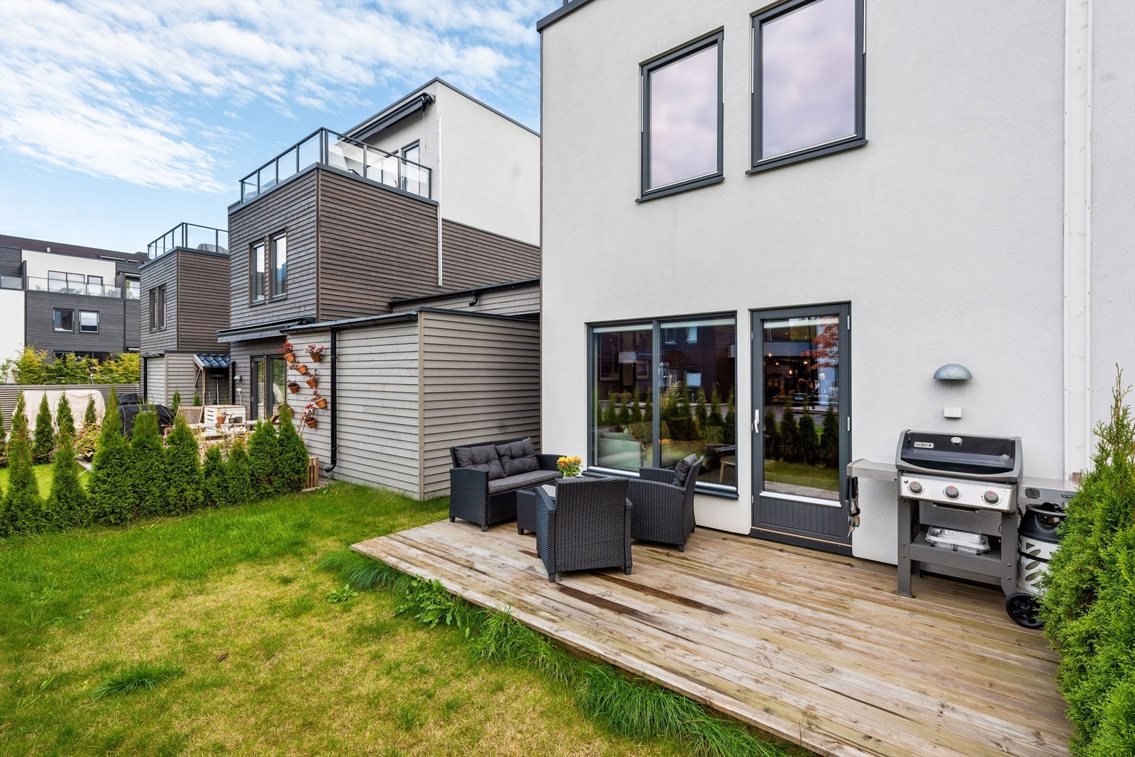 Solrik markterrasse på ca. 12 kvm orientert mot nordvest. Galleribilde