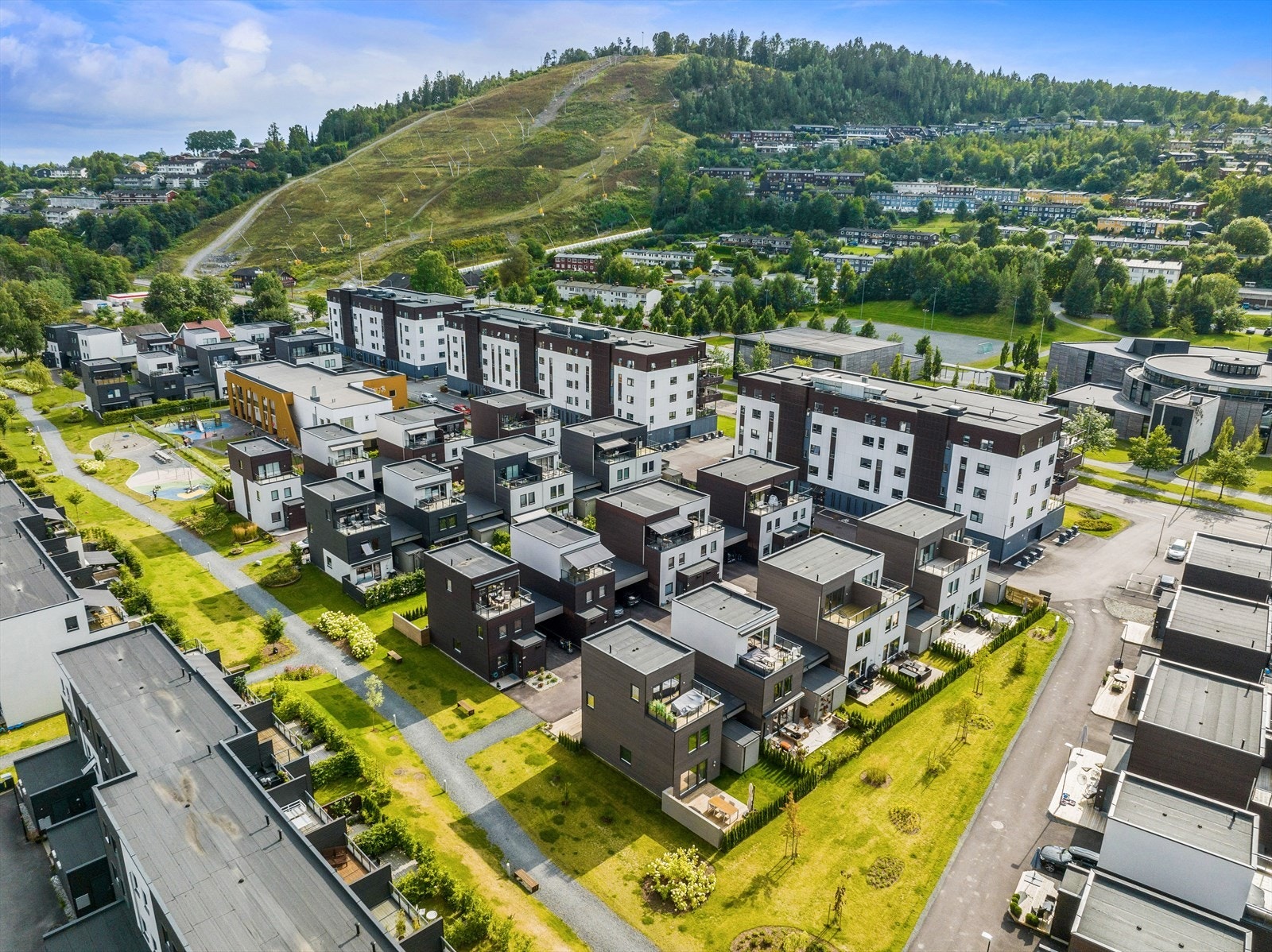 Her bor du flott til i et meget populært og barnevennlig boligområde på Vøyenenga. Galleribilde