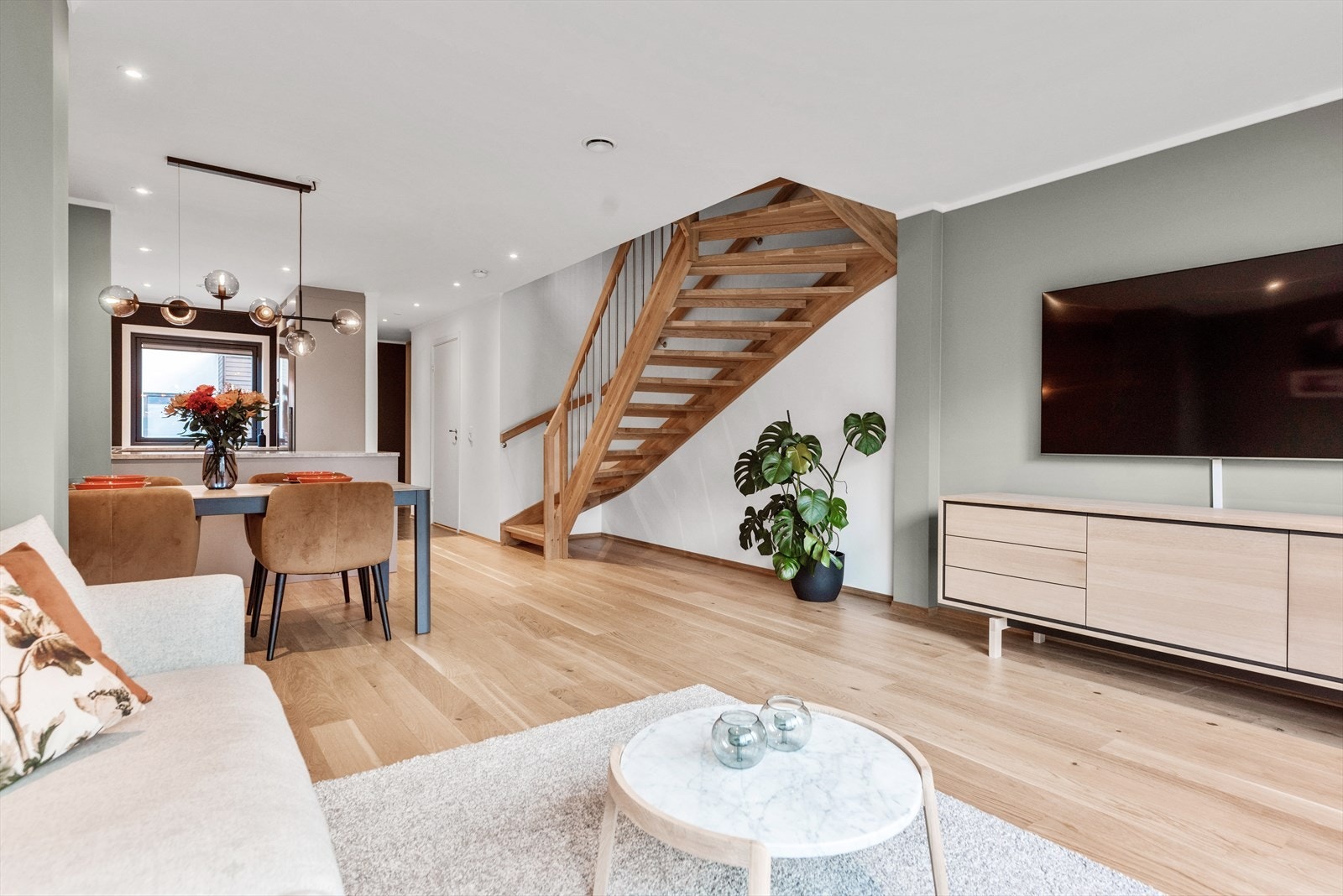 Stuen er av god størrelse og kan naturlig inndeles i soner. Galleribilde