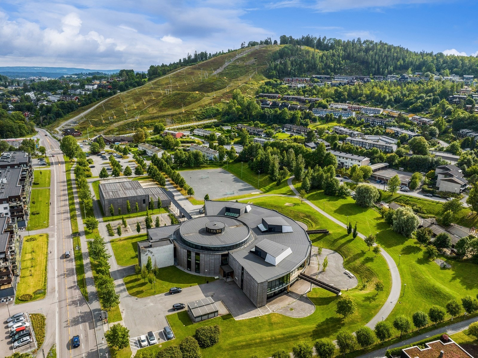 Fra boligen er det gangavstand til skoler, barnehager, offentlig transport og flere grøntområder. Kirkerud alpinbakke ligger like ved. Galleribilde