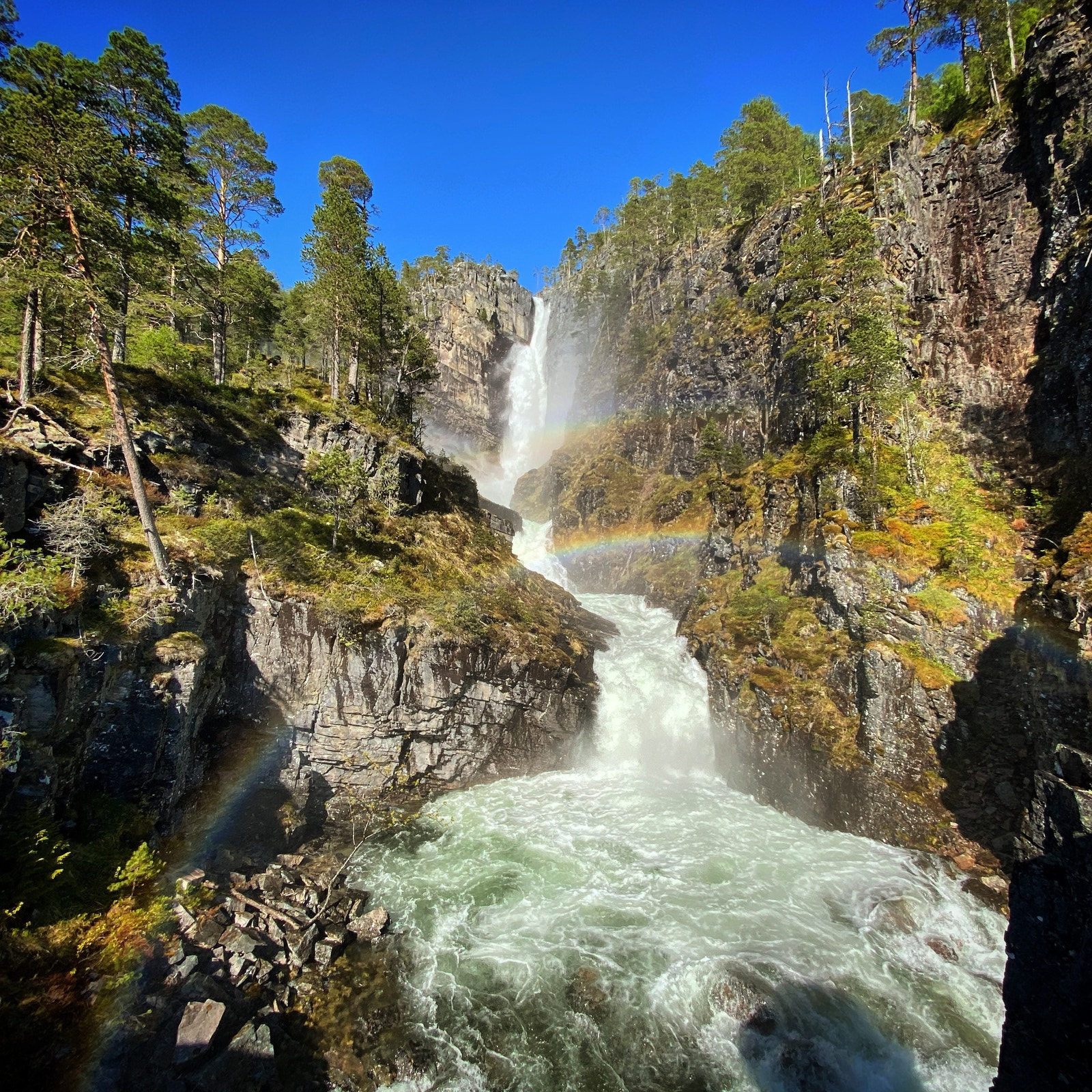 Nauståfossen, bare en kort gåtur fra hytta. Populær utflukt hele året. Galleribilde